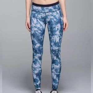 Lululemon Blue and‎ White Speed Tight III Full-On Luxtreme Size 6